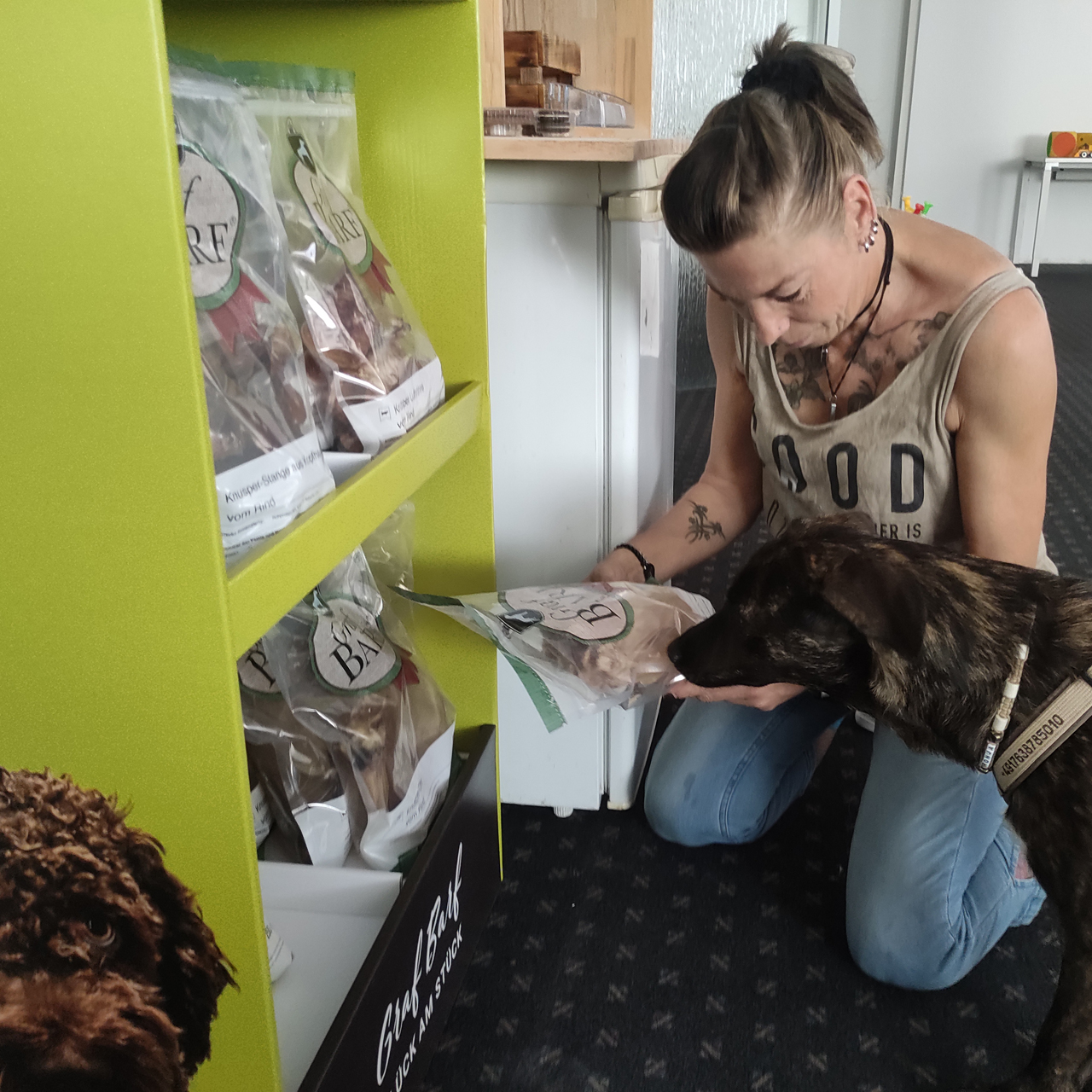 Frau zeigt ihrem Hund Graf Barf Produkte Frau zeigt ihrem Hund Graf Barf Produkte