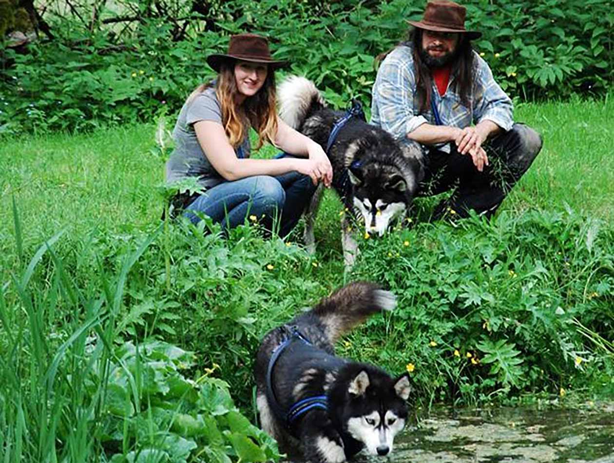 Nature Trails Die Hund gehen ins Wasser