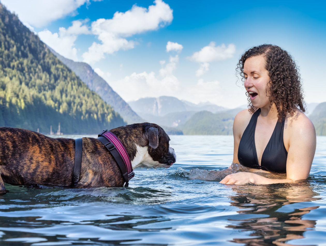 Hund mit Frau im Wasser Hund mit Frau im Wasser