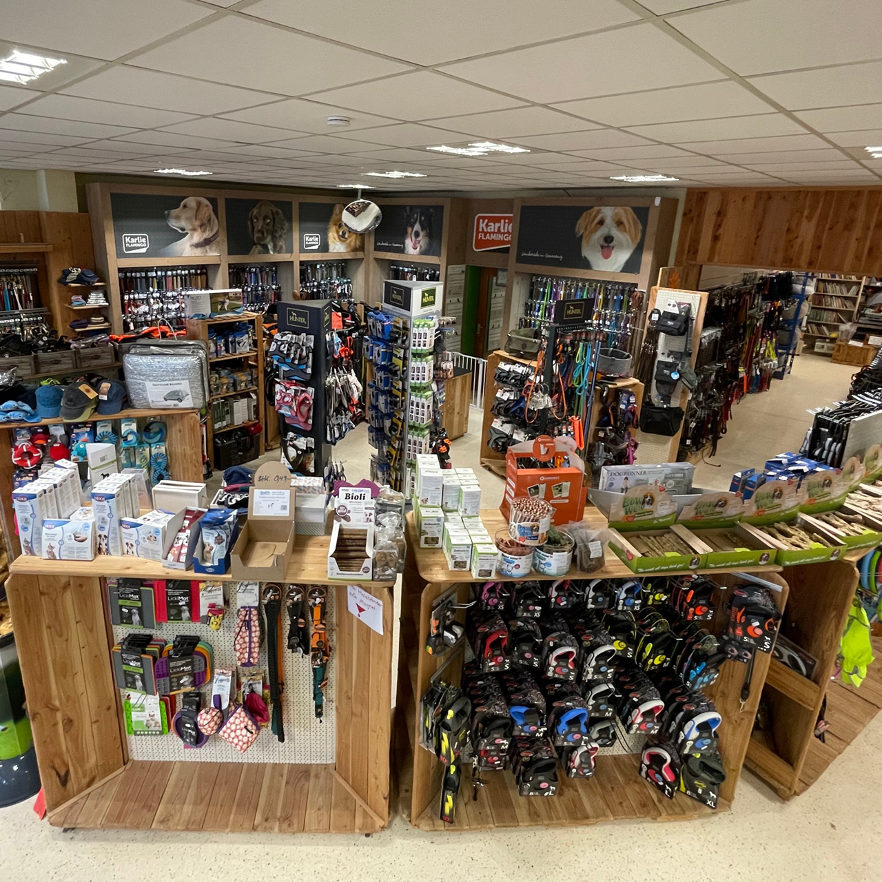Blick in einen Laden mit Hundezubehör Blick in einen Laden mit Hundezubehör