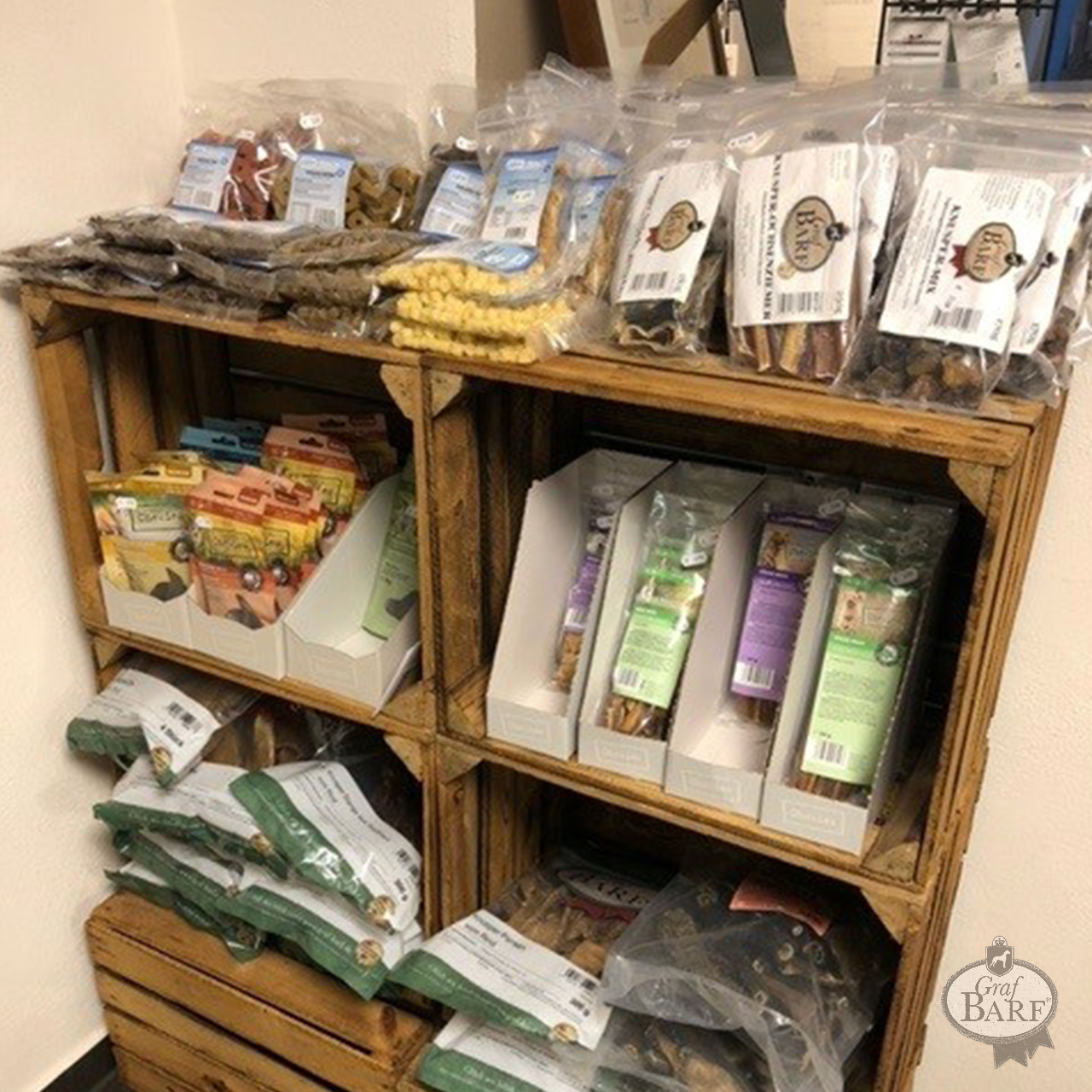 Ein paar Regale im Hundesalon Ein paar Regale im Hundesalon
