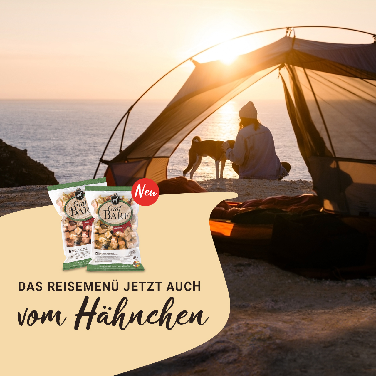 Graf Barf Reisemenü Frau sitzt mit Hund vor einem Zelt am Strand