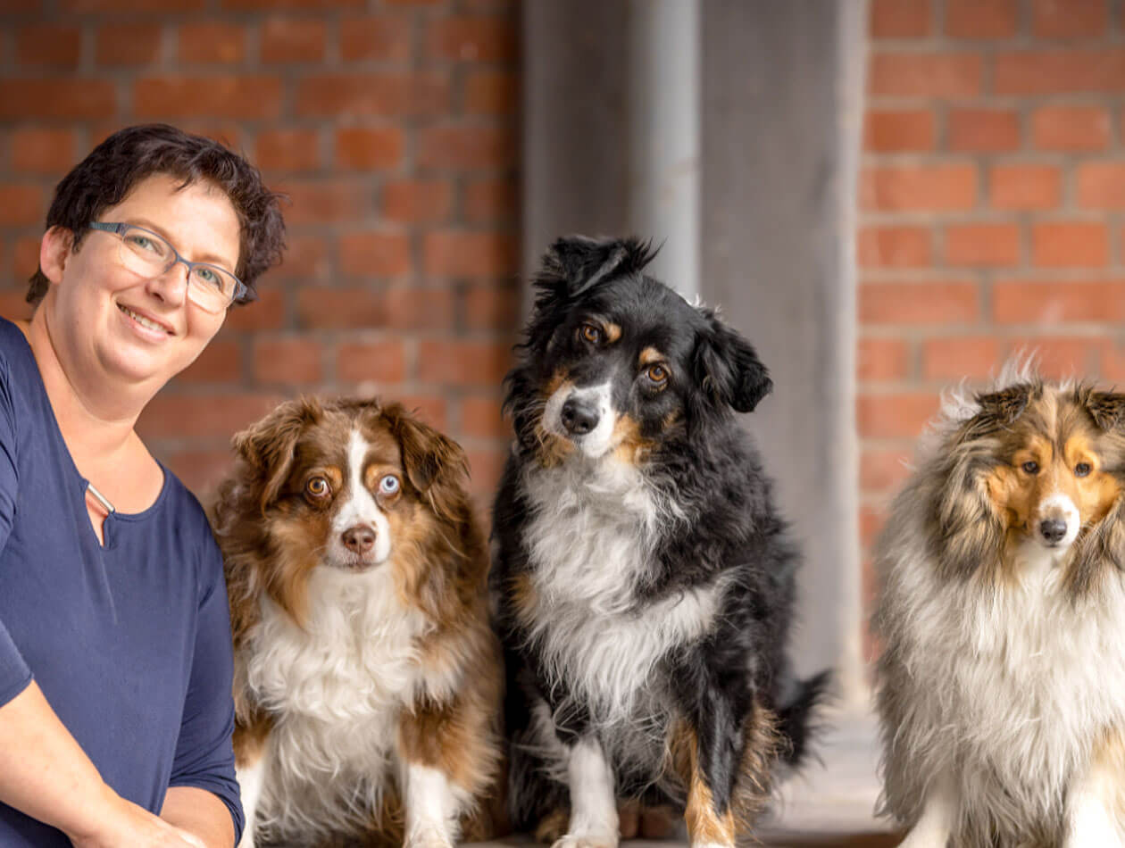 Coach my Humans Lächlende Frau mit drei Hunden