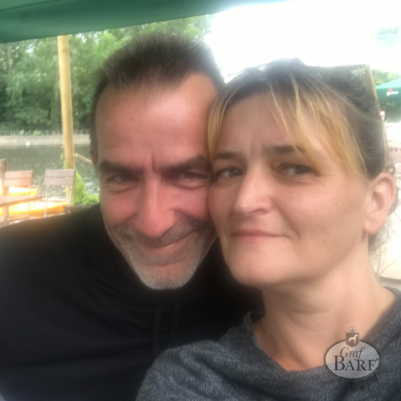 Chicos Barf-Lädchen Lächelnder Mann und Frau blicken in Kamera